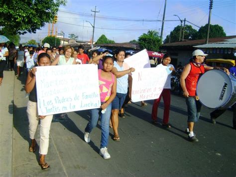 Padres Y Docentes Del Colegio Túpac Amaru Bloquean Calle