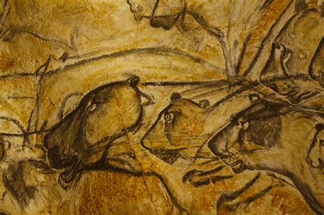 Armé d'une manette dans la vraie vie, mais torche à la main dans le monde virtuel, le visiteur parcourt la grotte en découvrant les fresques et les gravures rupestres : Grotte chauvet visite virtuelle - Actus | Détours en France