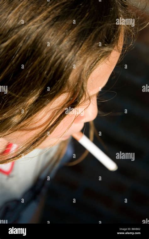 Underage Smoking Girl Hi Res Stock Photography And Images Alamy
