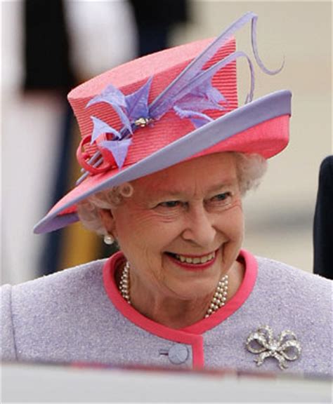 Alors pourquoi un tel choix? Symphonie de couleurs : les chapeaux de la reine Elizabeth II - Noblesse & Royautés