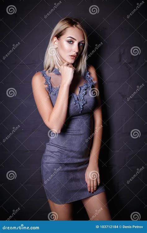 Красивая белокурая девушка в сексуальном платье Стоковое Фото изображение насчитывающей
