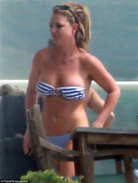 Britney Spears Looks Back To Her Best As She Parades Taut Tummy In A Bikini Daily Mail Online