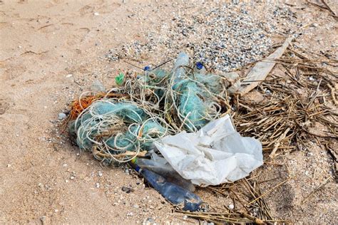 Contaminación Basura Plástico Y Residuos En La Playa Después De Las