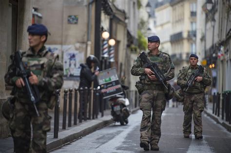 French Soldiers Patrolling In The Streets Of Paris Opération Sentinelle [2048x1363] R