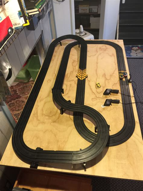 What does a car tracker look like. Looks like it fits on a 4x8 sheet | Slot car race track ...