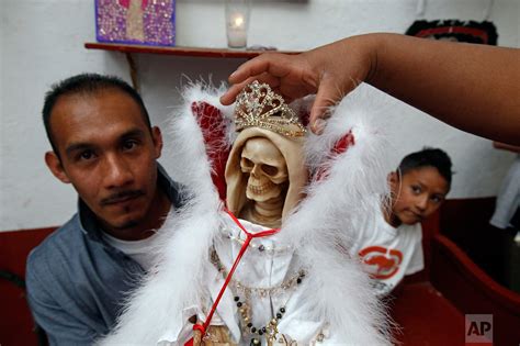 قديسة الموت تزدهر في المكسيك والبابا يتبرأ منها