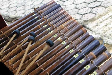 Tarian adat bali juga selalu diiringi alat musik adat bali dalam berbagai kesempatan. Alat Musik Tradisional Bali - Nama, Gambar, Jenis