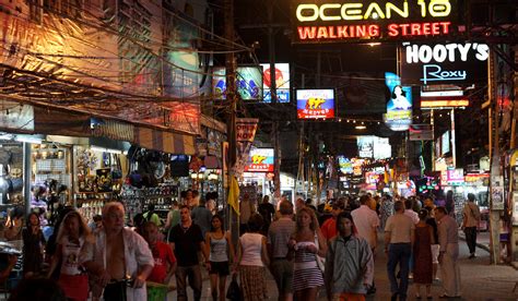 Kehidupan malam yang gemerlap dan prostitusi yang marak di pattaya thailand enjoy. Cara Menikmati Kehidupan Malam di Thailand dengan Aman