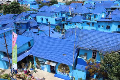 Definisi/arti kata 'kampung' di kamus besar bahasa indonesia (kbbi) adalah 1 n kelompok rumah yang merupakan bagian kota (biasanya per·kam·pung·an n 1 kelompok rumah yang merupakan kampung: Kampung Biru, ikon baru Kota Malang sebagai Bhumi Arema ...
