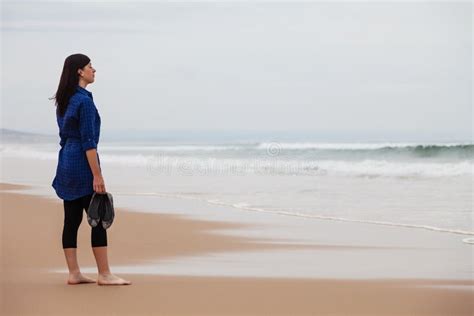 Mujer Sola Y Deprimida Que Mira El Mar Foto De Archivo Imagen De Cubo