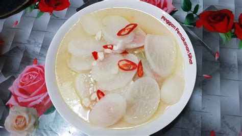 Sawi putih/sayur kol diiris tipis, diberi bawang putih dan garam, dan disimpan beberapa lama. Sayur Lobak Putih Tumis - Linda Sempoi