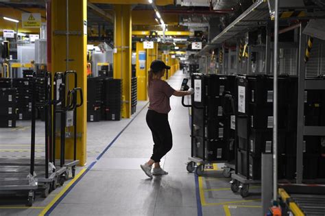 33 Behind The Scenes Pics Of An Amazon Fulfilment Centre At Christmas