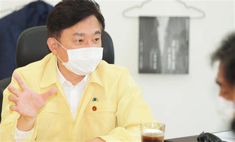 원지사는 9일 오후 제주도청에서 제주도민 코로나 백신 우선 접종 대정부 건의문을. 원희룡 "안이하게 K방역 성공?... 자화자찬식 '홍보위주 방역 ...