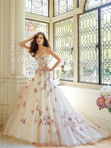 Sie müssen ihr hochzeitskleid nach der feier wieder zurückgeben. Hochzeitskleid Bunt | Hochzeitskleid bunt, Hochzeitskleid ...