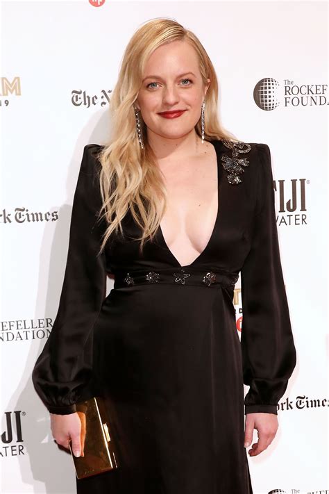 Sexy Actress Elisabeth Moss Flaunting Her Cleavage In High Quality