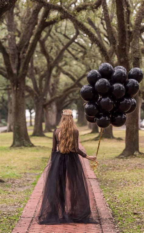 As her 30th birthday drew near, kim baker, founder of kim baker beauty, decided she wanted to commemorate her milestone birthday and how much she had personally grown, by capturing the moment in time with a birthday photoshoot. Oddly beautiful | Birthday photoshoot, Birthday woman, Birthday party photography