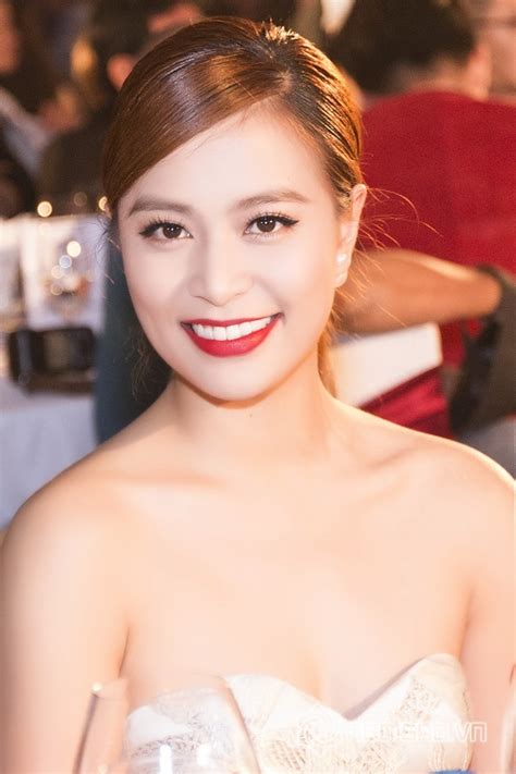 Xuyên không, phụ tử, cung đình, cường cường. Hoàng Thùy Linh diện váy cúp ngực khoe vai trần 'mướt mắt'