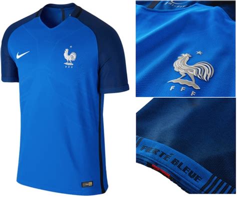 Le torse est orné d'un graphisme unique en maille, composé de formes angulaires et géométriques, qui renforcent cette zone du corps. Maillot de l'équipe de France Euro 2016 | Gentleman Moderne