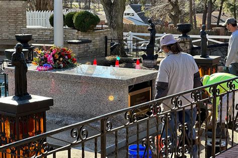 Lisa Marie Presleys Sons Grave Moved To Make Room For Her At Graceland Tampascoop