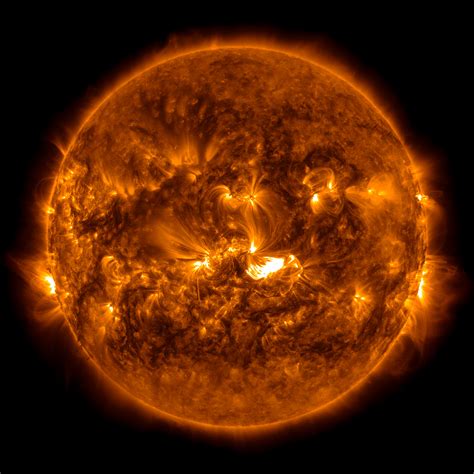 Massive Solar Flare Lights Up The Skies Earth Science Earth Touch News
