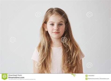 Sluit Omhoog Portret Van Knap Jong Meisje Die Met Blond Haar In Roze