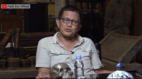 Dilansir dari republika.com, setelah tamat sekolah, rocky gerung melanjutkan pendidikannya di jurusan ilmu politik fakultas ilmu sosial, universitas indonesia pada tahun 1979. Rocky Gerung Soal Razia Kaus Habib Rizieq: Bangsa Ini ...