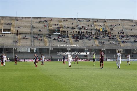 Salerno ci crede, i granata ci credono, quelli con le sciarpe al collo, gli irriducibili. Stop alla protesta: contro il Cittadella gli ultras della ...