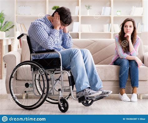persona con discapacidad en silla de ruedas imagen de archivo imagen de enfermo desesperado