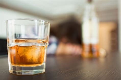 Vaso Con Whisky U Otra Bebida Alcohólica En El Frente Mujer Borracha