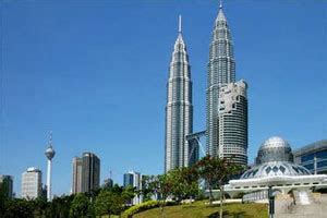 Menara berkembar petronas disiapkan pada tahun 1996. Warna Kota: Menara Berkembar Petronas