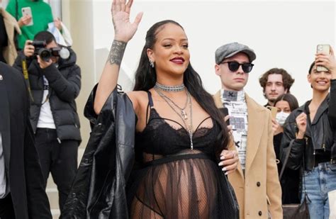 Rihanna embarazada usa lencería para desfile de Dior en París