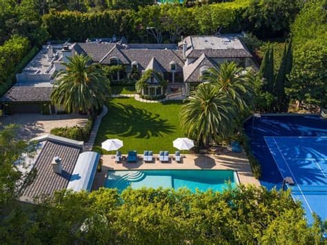En el año 2000 comenzó a salir con antonio de la rúa, hijo del entonces presidente de argentina fernando. Las mejores casas de famosos en venta en 2018