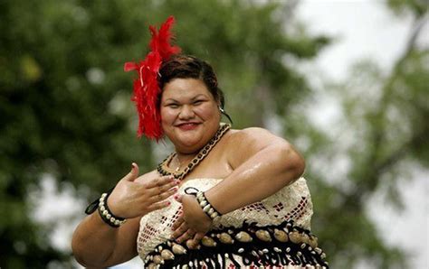 Ghé thăm Tonga nơi phụ nữ phải béo mới đẹp chồng đi chơi về muộn là