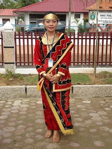 Salah satunya mengenai aturan dalam mengenakan pakaian adat sunda. Pakaian Adat Suku Sunda Wikipedia - Baju Adat Tradisional