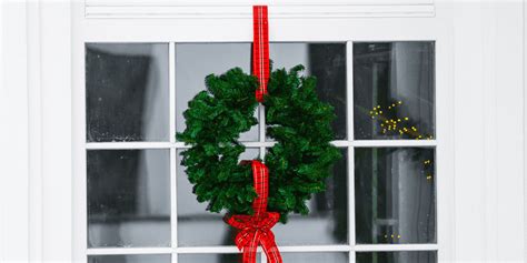 Decorative Ways To Hang A Wreath On Your Door Without Making Holes