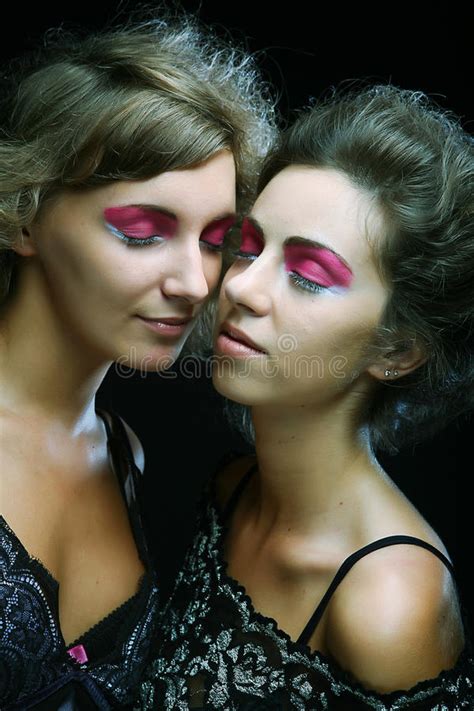 Deux Belles Jeunes Filles Sexy Minces Image Stock Image Du Coiffure