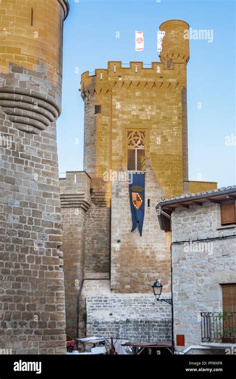 La Torre Principal Del Castillo De Olite Con Sus Pancartas Navarra