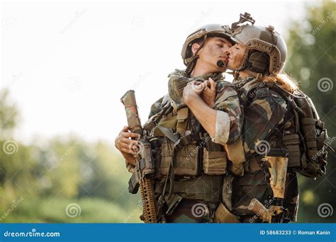soldado y su esposa en el campo de batalla imagen de archivo imagen de retrato marido 58683233