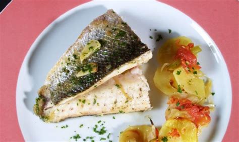 Aprende con este vídeo a preparar una riquísima receta de lubina al horno con patatas y cebolla. Receta de lubina al horno con vino blanco - Unareceta.com