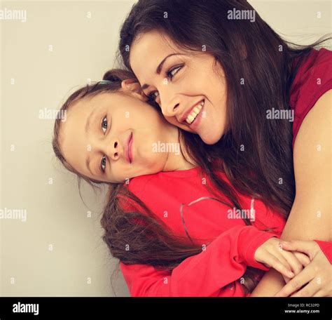 La Madre Y El Niño Niña Abrazando Con Happy Faces Emocionales Closeup