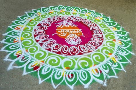 Download 87 royalty free onam rangoli vector images. Rangoli Design Mit Buntem Pulver Für Diwali Pongal Onam ...