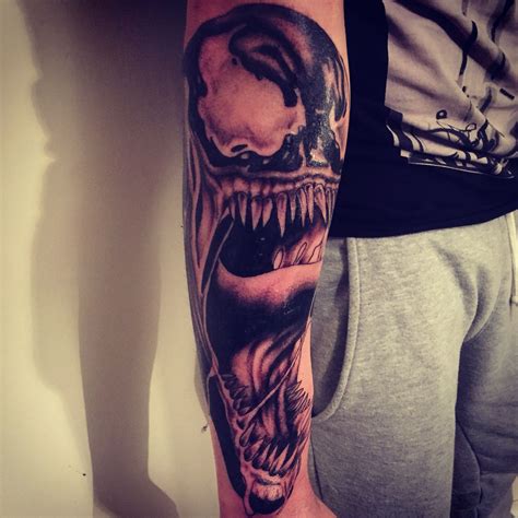 Today, one of the biggest superhero films of the year hits theaters. Venom tattoo | Tattoo ideeën | Pinterest | Venom tattoo ...
