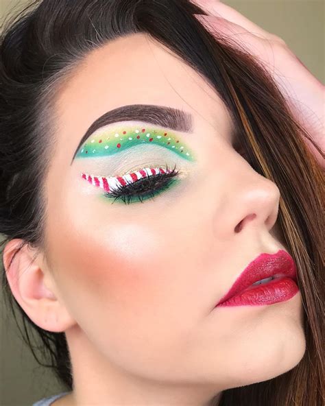 Christmas Eye Makeup Candy Cane Inspired Eyeliner