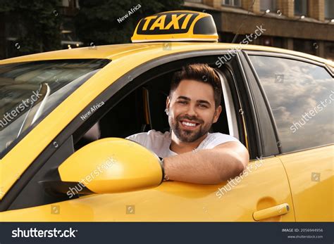Simpático Taxista En Auto En La Foto De Stock 2056944956 Shutterstock