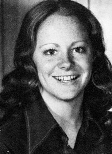 The reigning queen of country music has pursued a musical career since she was 5. Reba McEntire Young Photo - Plastic Surgery Mistakes