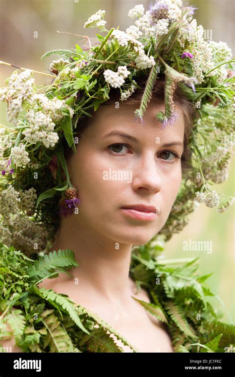 Portrait Dune Jeune Femme Portant Une Couronne De Fleurs Sauvages D