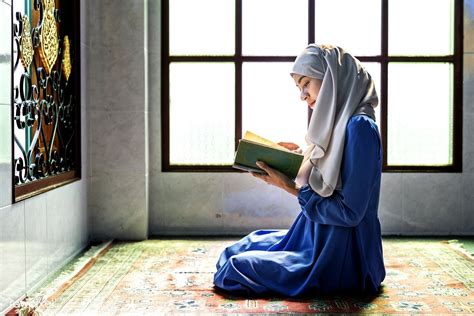 Muslim Woman Reading From The Quran Premium Image By Muslim Women Quran Qur