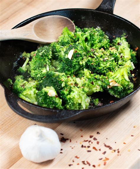 Broccoli Saute With Garlic And Chili Flakes