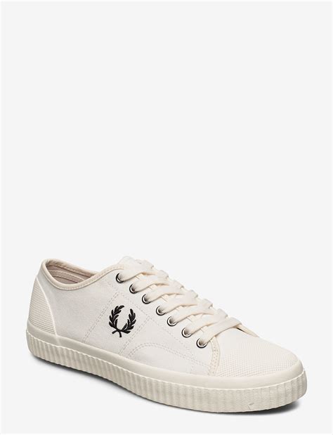 Hughes Low Canvas Light Ecru 99 € Fred Perry
