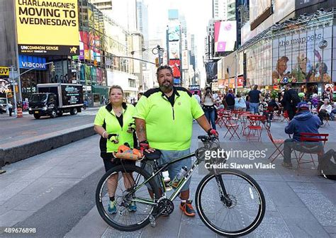 Fat Guy Across America Arrives In New York City Photos Et Images De